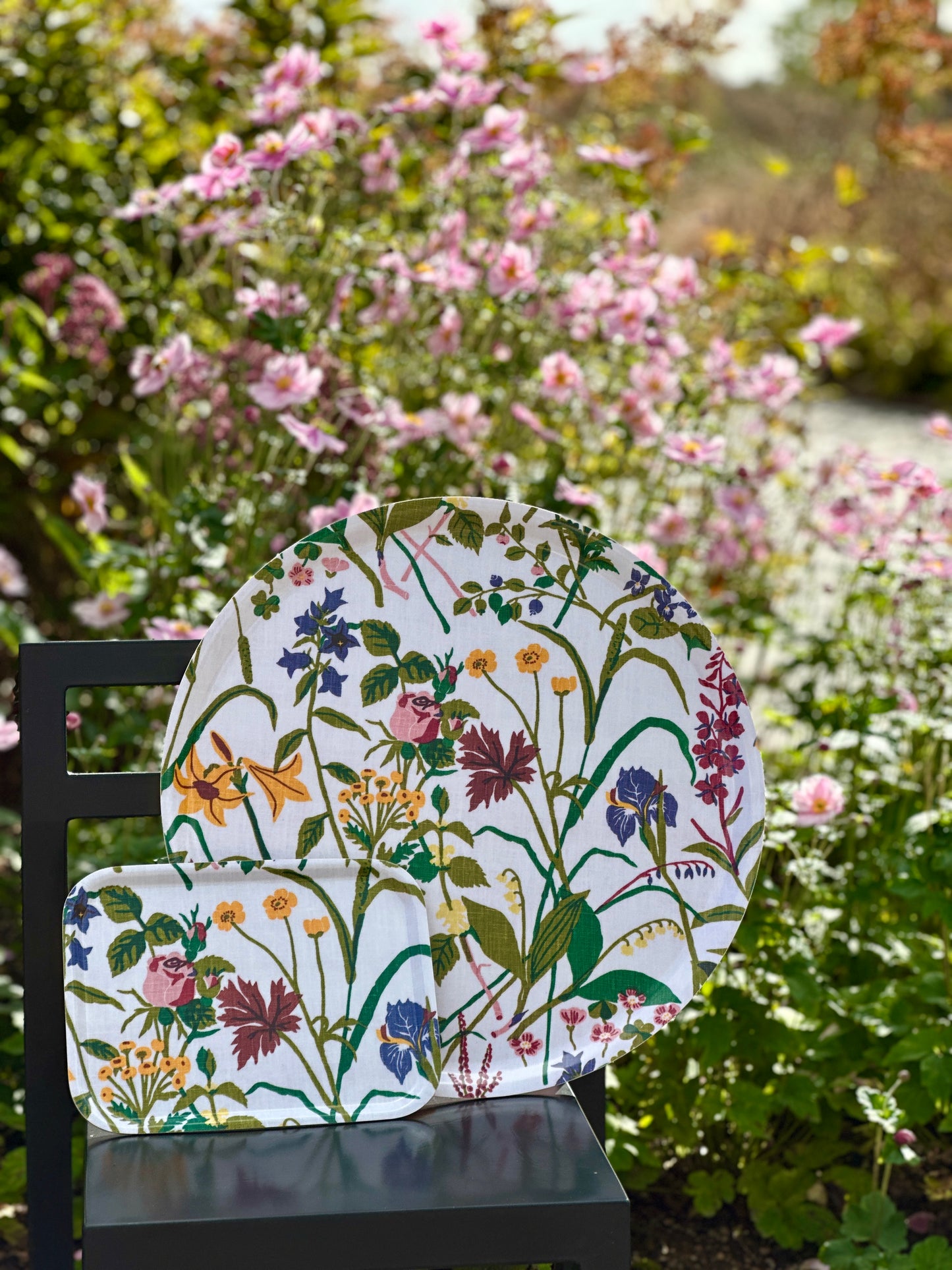 Bricka Ros och Lilja, vit