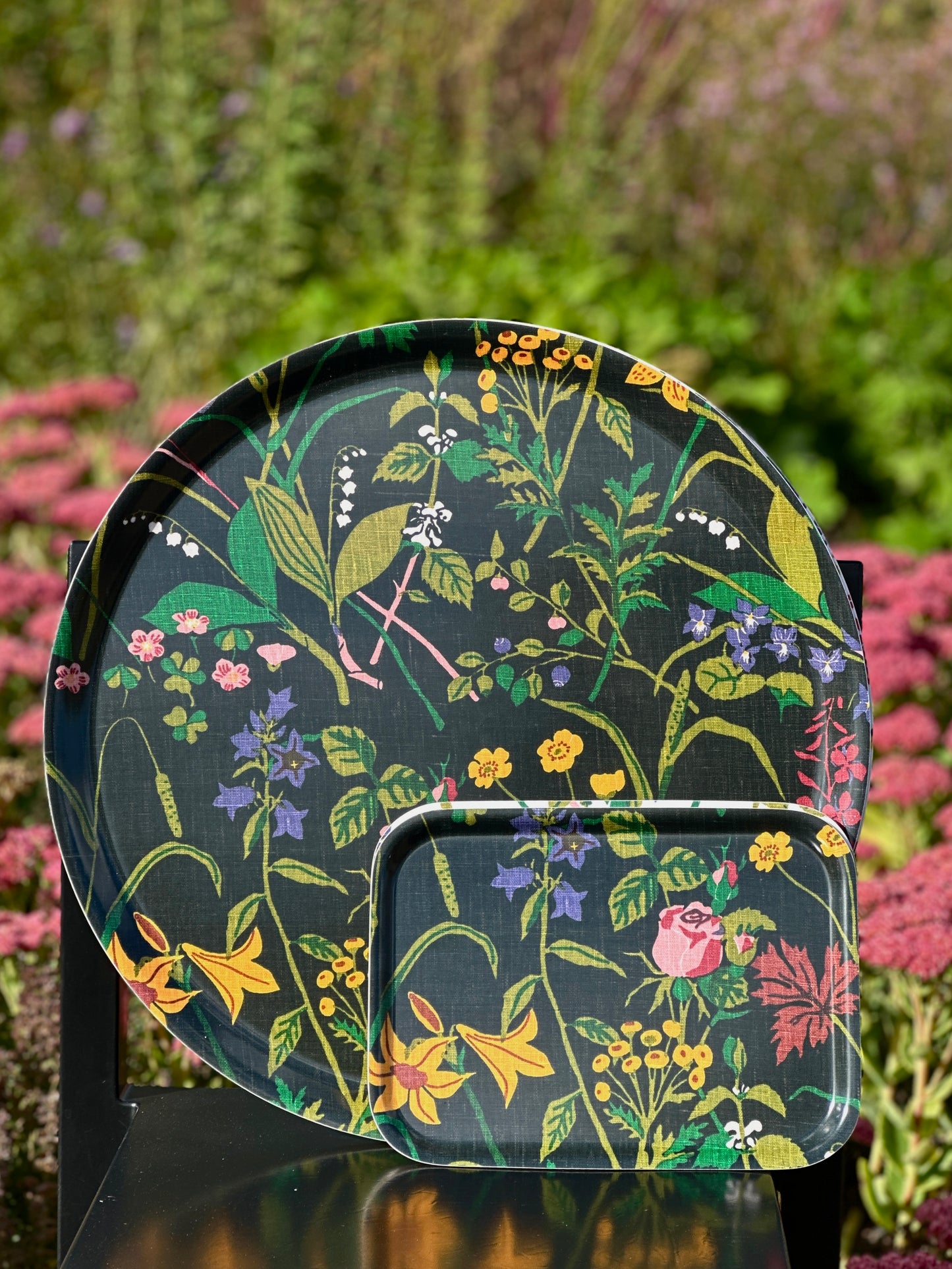 Bricka Ros och Lilja, svart