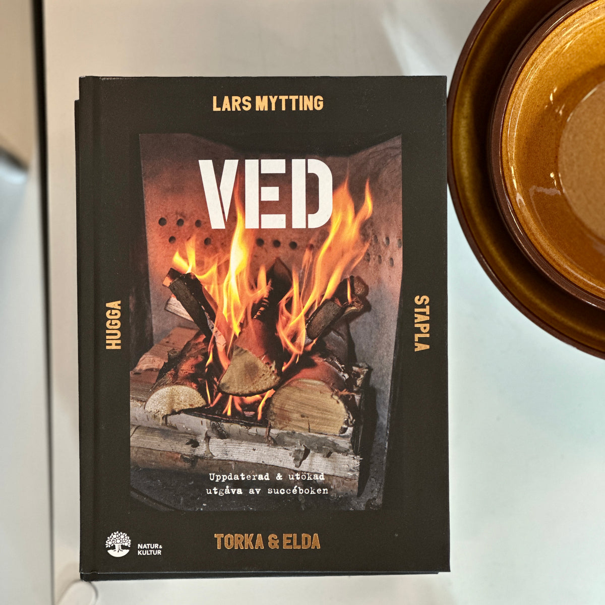 Ved : Hugga, stapla, torka & elda