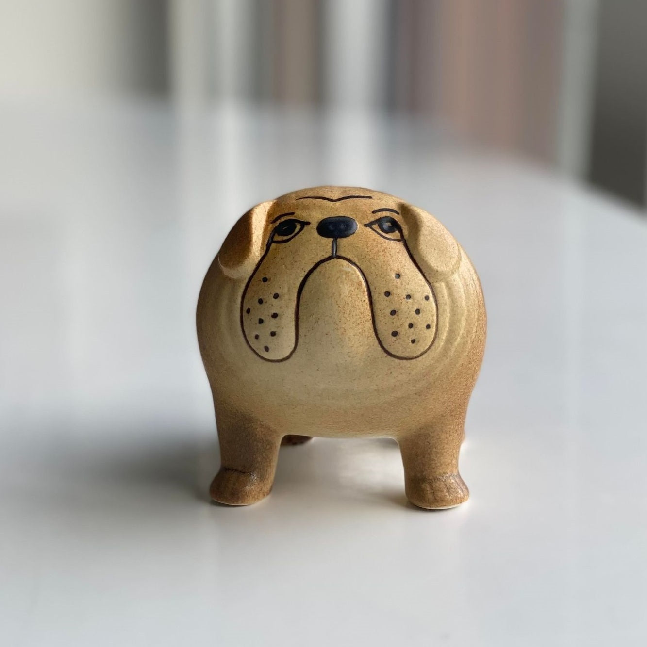 Lisa Larson bulldog brun