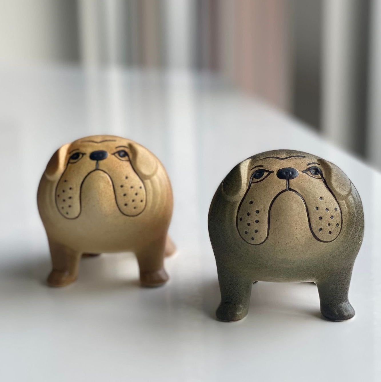 Lisa Larson bulldog brun