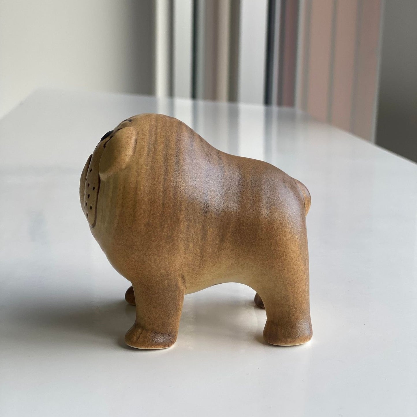 Lisa Larson bulldog brun